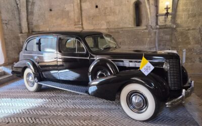 Fino al 29 giugno, due Cadillac d’epoca sotto gli archi di Palazzo Papale, appartenute a Pio XI e Pio XII